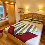 Der Kaerntnerhof Am Weissensee, Seehotel & Seeapartments Direkt Am Hotel