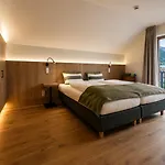Der Kaerntnerhof Am Weissensee, Seehotel & Seeapartments Direkt Am Hotel