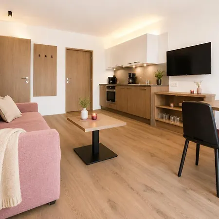 酒店 Der Kaerntnerhof Am Weissensee, Seehotel & Seeapartments Direkt Am 魏森湖